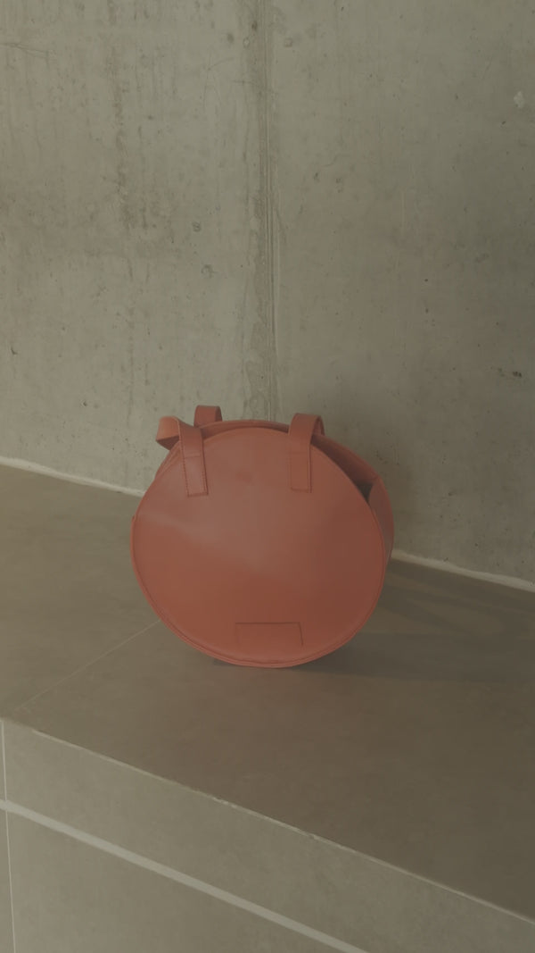 Latina Bag naranja sobre concreto